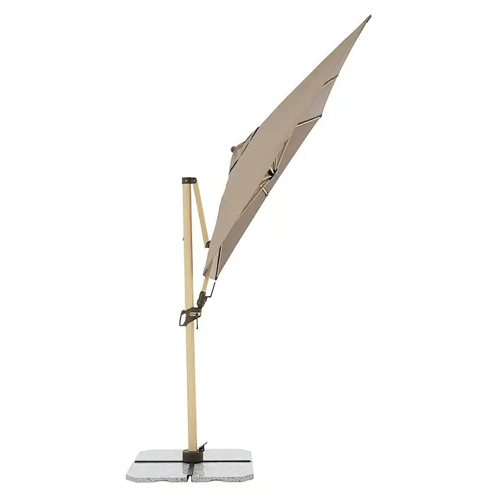 Doppler Alu Wood Ampelschirm AX Ultra - Greige, Bespannungsmaß (L x B): 300 x 220 cm - Diese Aufnahme zeigt einen modernen, beigen Sonnenschirm mit Holzrahmen und massivem Fuß, ideal für stilvolle Außenbereiche.
