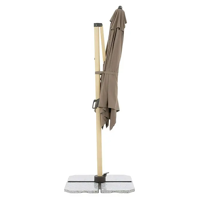 Doppler Alu Wood Ampelschirm AX Ultra - Greige, Bespannungsmaß (L x B): 300 x 220 cm - Detailaufnahme eines geschlossenen, beigen Gartenschirms mit Holzständer und grauem Granitsockel, ideal für stilvolle Außenbereiche.