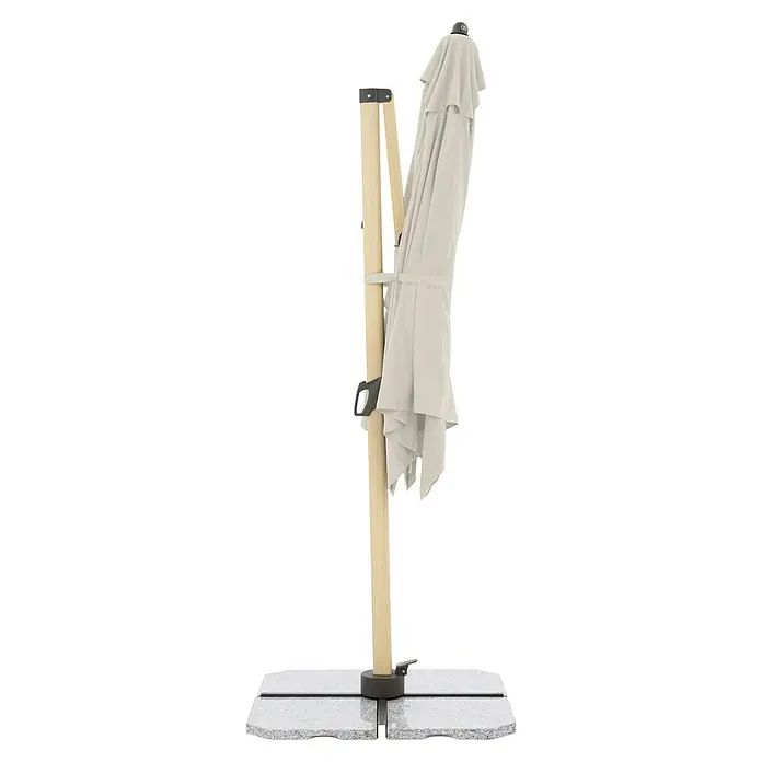Doppler Alu Wood Ampelschirm AX Ultra - Natur, Bespannungsmaß (L x B): 300 x 220 cm - Detailansicht eines geschlossenen Gartenschirms mit hellem Stoff, Holzrahmen und stabilem Fuß für den Außenbereich.