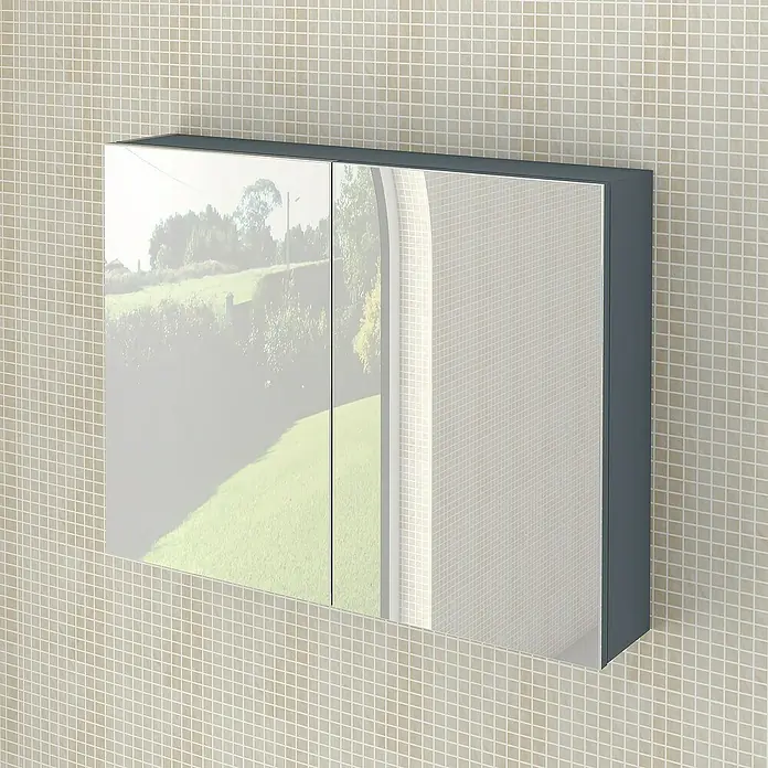 Artysan Armario con espejo Ons - An x Al: 80 x 65 cm, Plástico, Azul - Un armario con espejo gris de dos puertas está montado en una pared de mosaico beige, reflejando un paisaje verde.
