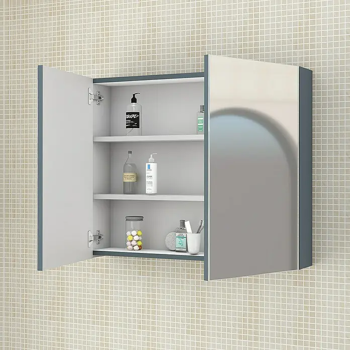 Artysan Armario con espejo Ons - An x Al: 80 x 65 cm, Plástico, Azul - Un armario con espejo abierto en una pared alicatada. El armario contiene artículos de aseo y ofrece un práctico almacenamiento en el baño.