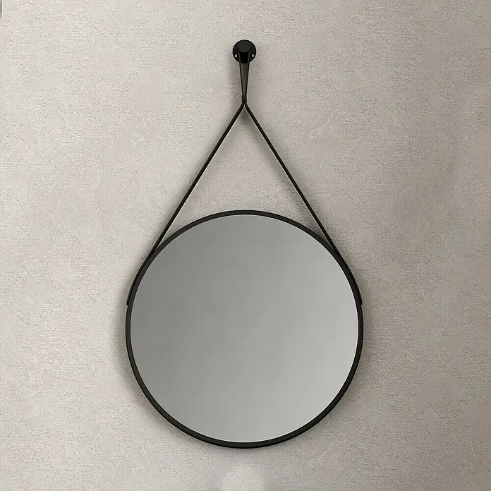 Artysan Espejo con marco Black Belt 60 - Diámetro: 60 cm, Negro - Un elegante espejo redondo con marco negro cuelga en una pared, añadiendo un toque moderno a la decoración de la habitación.