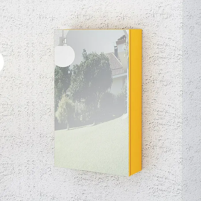 Artysan Armario con espejo Buda - An x Al: 48 x 80 cm, Plástico, Mostaza - La foto muestra un armario de pared amarillo con un diseño de casa, montado en una pared blanca texturizada.