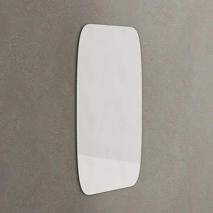 Artysan Espejo de pared Palma - 45 x 80 cm - Un espejo blanco rectangular con bordes redondeados cuelga en una pared gris, reflejando la luz suavemente. Decoración minimalista.