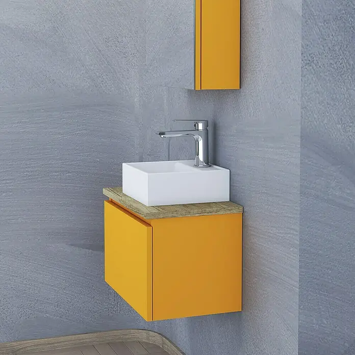 Artysan Conjunto de mueble de baño Buda - Mostaza, Mate - Primer plano de un baño moderno con un tocador amarillo y un lavabo cuadrado.