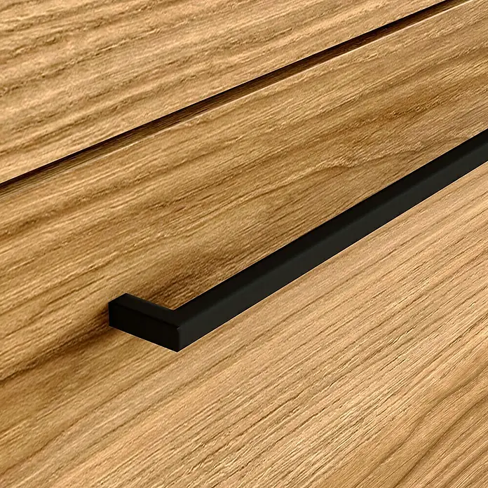 Artysan Mueble bajo de lavabo Tabarca - L x An x Al: 44,6 x 70 x 83,3 cm, Roble Guadarrama - Primer plano de un armario de madera con un elegante tirador negro mate, que muestra un estilo moderno y una fina artesanía.