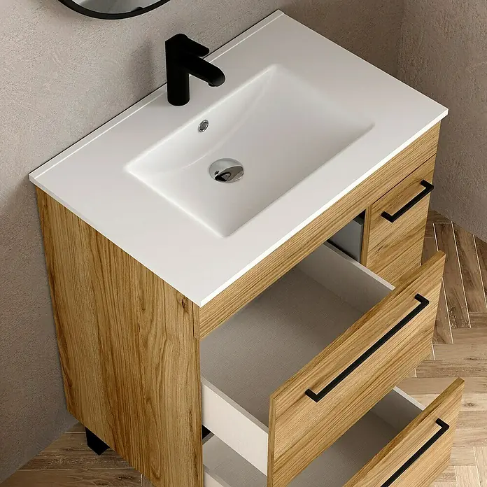 Artysan Mueble bajo de lavabo Tabarca - L x An x Al: 44,6 x 70 x 83,3 cm, Roble Guadarrama - Conjunto de tocador de baño moderno con textura de madera, encimeras blancas y accesorios negros, con cajones abiertos para almacenamiento.