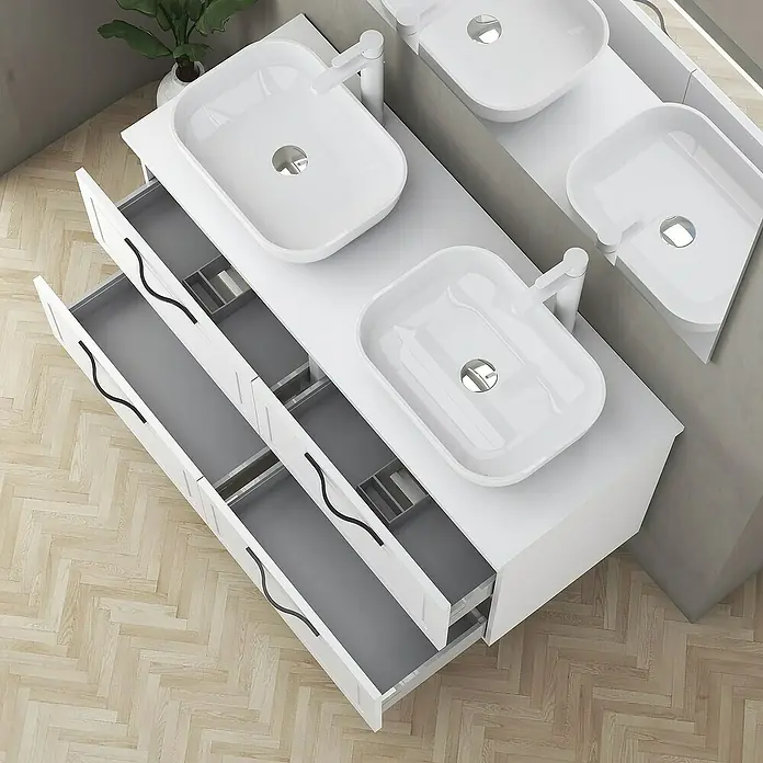 Artysan Mueble bajo de lavabo Toja - An x Pr x Al: 120 x 45 x 54,5 cm, Blanco - Un tocador de baño moderno con lavabo doble y cajones abiertos. Los lavabos blancos contrastan con los interiores grises.
