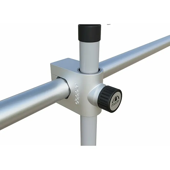 Doppler Balkonklammer Vario Fix - Für Rohrdurchmesser: 25 mm - 38 mm - Nahaufnahme einer silberfarbenen Doppler-Halterung, die Stangen fixiert. Ein schwarzer Knopf mit Doppler-Logo sichert die Verbindung.