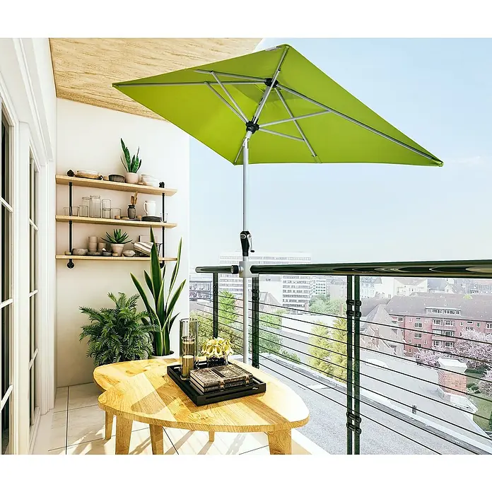 Doppler Balkonklammer Vario Fix - Für Rohrdurchmesser: 25 mm - 38 mm - Ein grüner, rechteckiger Sonnenschirm spendet Schatten auf einem Balkon mit Tisch und Pflanzen.