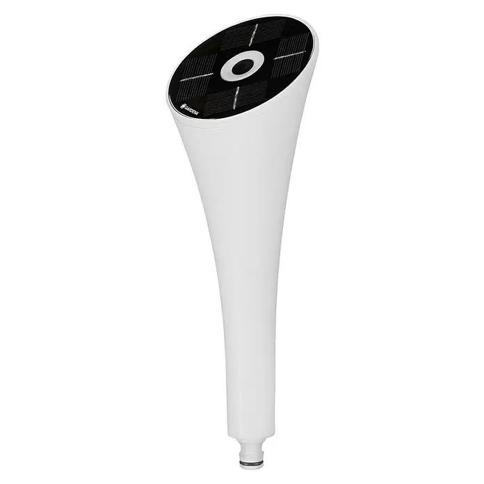 Gardena ClickUp! Solarleuchte - Ø x H: 11 x 30,7 cm - Das Bild zeigt eine weiße Gardena Solarleuchte, die wie eine stilisierte Blume geformt ist. Sie hat ein Solarpanel am oberen Ende zur Energiegewinnung.