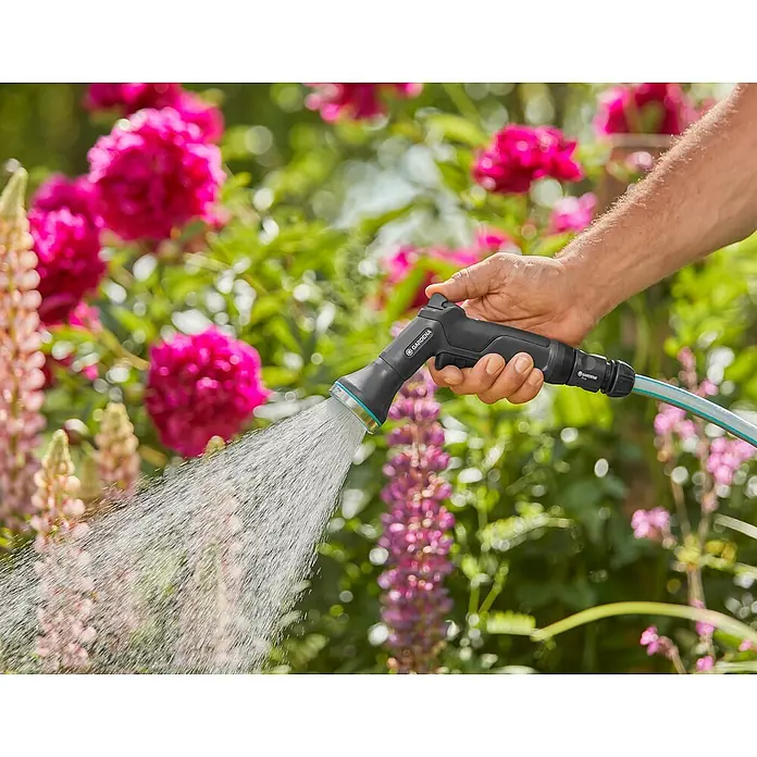 Gardena EcoLine BewässerungsbrauseBrausestrahl - Gardena Multifunktions-Brause für vielseitige Bewässerung im Garten, mit praktischer Handhabung und einstellbaren Sprühbildern für jede Pflanze.