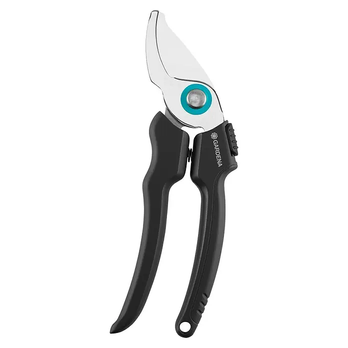 Gardena EcoLine GartenschereBypass, Max. Aststärke: 18 mm - Nahaufnahme einer Gartenschere von Gardena mit schwarzem Griff und silberfarbener Klinge, ideal für präzise Schnitte im Garten.