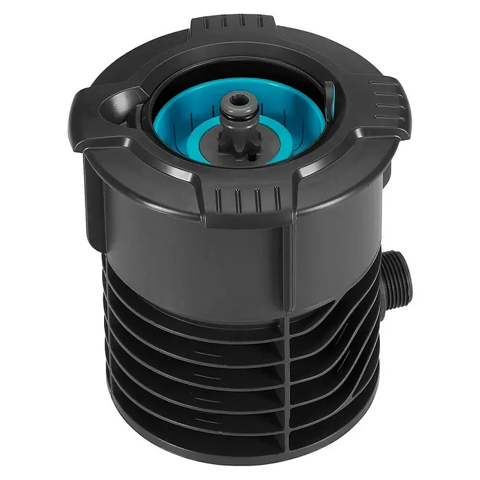 Gardena Sprinklersystem Wassersteckdose - ¾″ - Das Bild zeigt einen Gardena Vielflächenregner, ein Bewässerungsgerät für Gärten, mit schwarzem Gehäuse und blauen Akzenten im oberen Bereich.