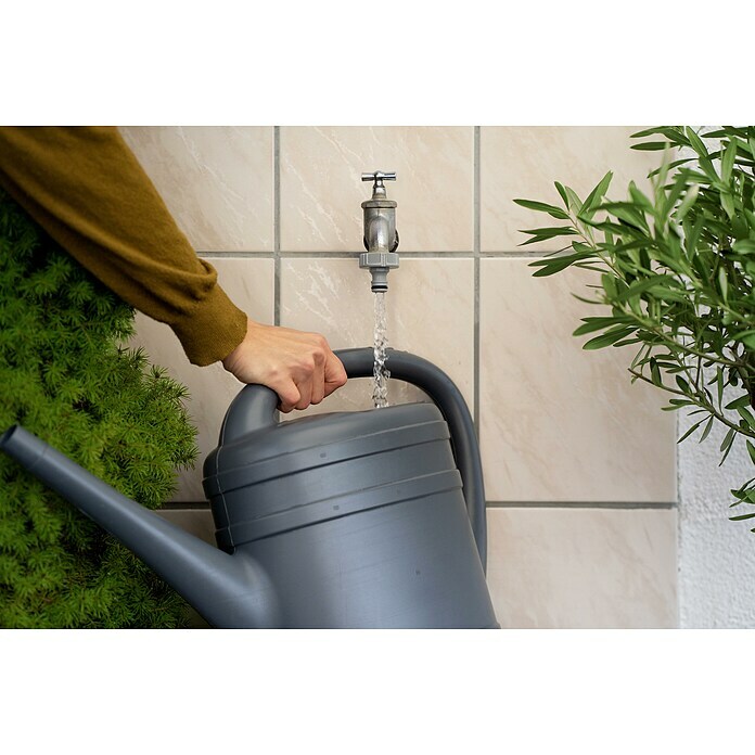 Gardena HahnverbinderPassend für: G 1/2″ Wasserhahn mit G 3/4″ Gewinde, Einsatzbereich: Bewässerungstechnik Use Shot