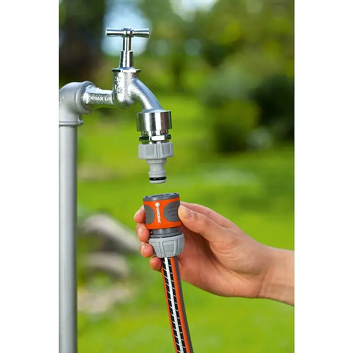 Gardena Schlauchverbinder2 -tlg., Passend für: ½″-Schläuche Ø 13 mm & ⁵⁄₈″-Schläuche Ø 15 mm - Gardena-Schlauchverbinder wird an einen Wasserhahn im Garten angeschlossen, um die Bewässerung zu vereinfachen.