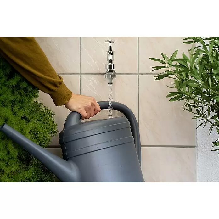 Gardena Hahnverbinder - Passend für: G 3/8″ Wasserhahn mit G 1/2″ Gewinde, Einsatzbereich: Bewässerungstechnik - Anwendungsbeispiel