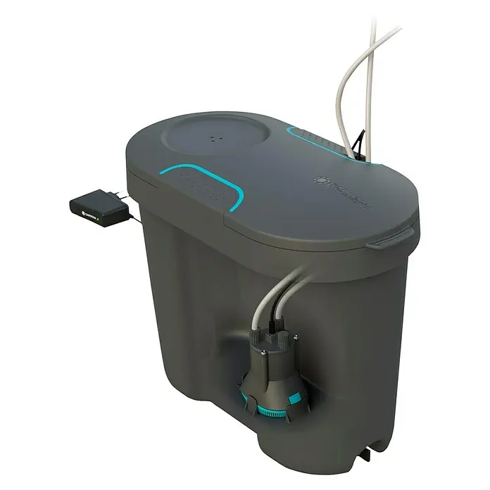 Gardena Micro-Drip Urlaubsbewässerung inkl. Wasserreservoir - Passend für: Für bis zu 36 Topfpflanzen - Grauer, geschlossener Gardena Regenspeicher mit Pumpe und blauen Akzenten.