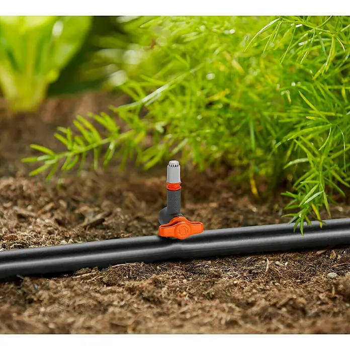 Gardena Micro-Drip Regulierventil - Passend für: Gardena Sprühdüsen (1396, 1367, 1368, 1370, 1372, 1371), 5 Stk. - Nahaufnahme eines Micro-Drip-Systems zur Gartenbewässerung, das präzise Wasserabgabe an Pflanzen ermöglicht. Ideal für Gärten und Blumenbeete.