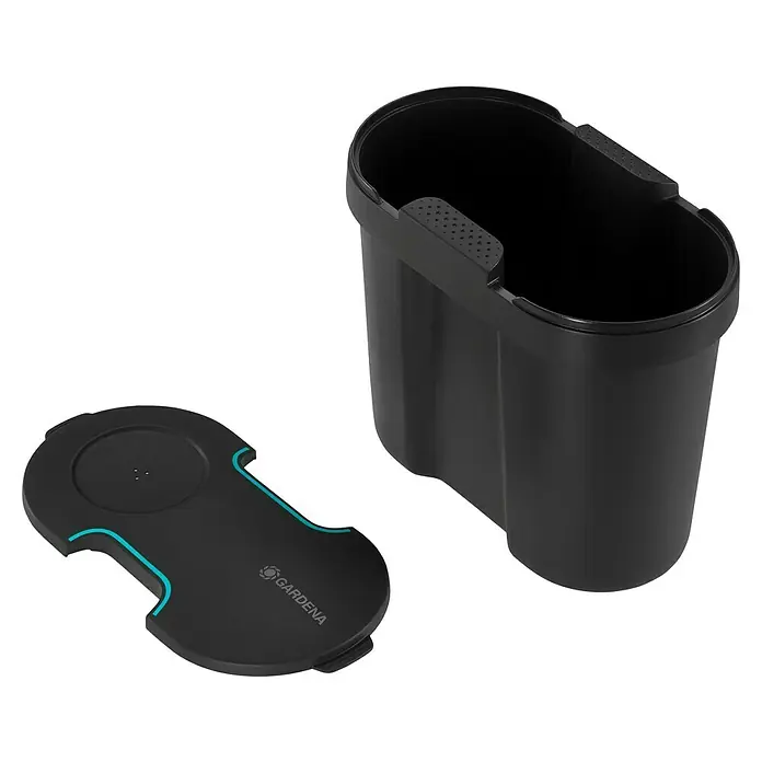 Gardena Bewässerungs-Set AquaBloom + Wasserreservior - Solarbetrieben - Ein schwarzer GARDENA Mähroboter-Auffangbehälter mit Deckel, ideal für die Rasenpflege und das einfache Entleeren von Schnittgut.