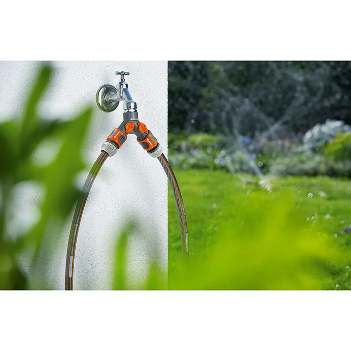 Gardena 2-Wege-Ventil - ¾″ - Gardena Wasserhahn-Doppelstück mit zwei angeschlossenen Gartenschläuchen für die Bewässerung des Gartens.