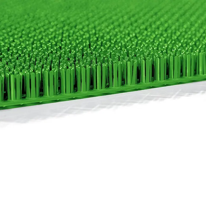 Astra Universalmatte Season - 40 x 60 cm, Grün, Material Nutzschicht: 100 % Polyethylen - Nahaufnahme einer grünen Kunstrasenmatte, die eine dichte Ansammlung von aufrechten, zylindrischen Borsten zeigt.