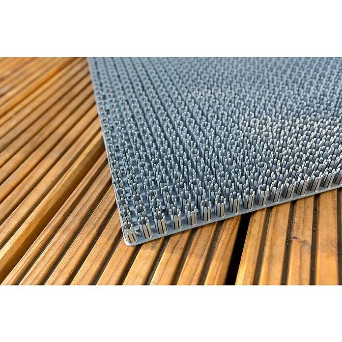 Astra Universalmatte Season - 40 x 60 cm, Grau, Material Nutzschicht: 100 % Polyethylen - Nahaufnahme einer grauen, stacheligen Fußmatte auf einem Holzboden, die eine robuste und strukturierte Oberfläche für den Außenbereich bietet.