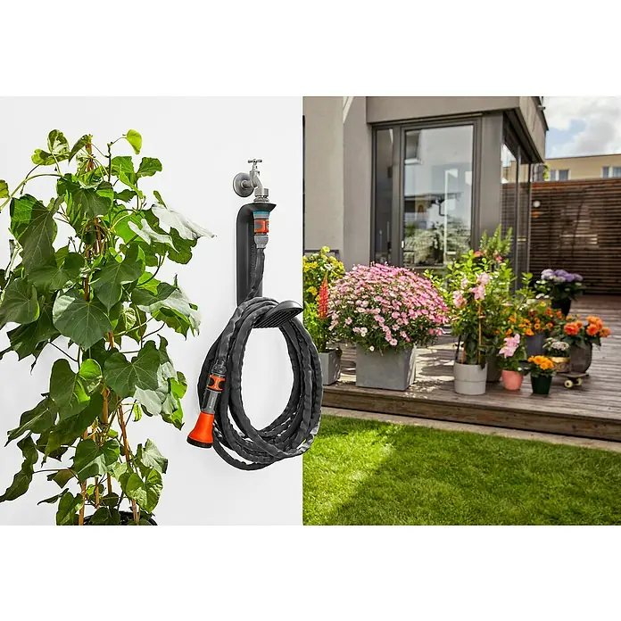 Gardena Wand-Schlauchhalterung TapFix - Passend für: Gardena Textilschlauch Liano bis 20 m, Kunststoff - Wandhalterung mit Gartenschlauch und Spritzdüse neben einer grünen Pflanze und einem Outdoor-Bereich mit bunten Blumen.