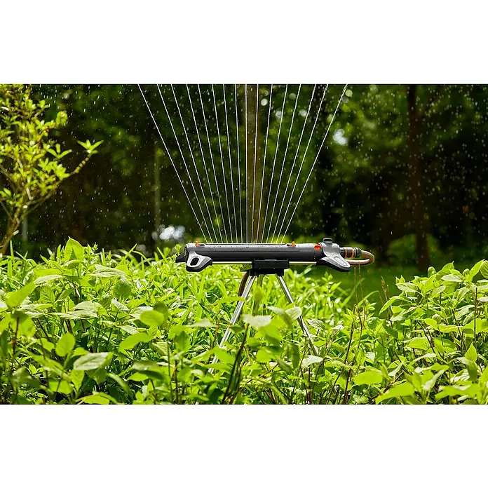 Gardena Viereckregner AquaZoom M - Max. Regnerfläche: 250 m² - Ein Gardena Vielflächenregner AquaZoom steht im Garten, bewässert grüne Pflanzen und sorgt für eine gleichmäßige Bewässerung.