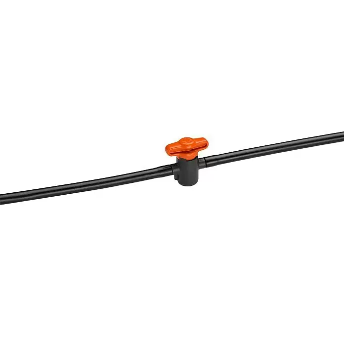 Gardena Micro-Drip Absperrventil - ³⁄₁₆″ - Schwarzes Bewässerungsrohr mit orangefarbenem Durchflussregelventil für Gartenbewässerungssysteme.