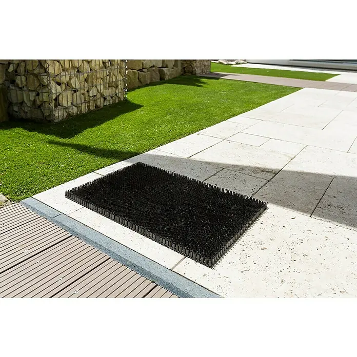 Astra Universalmatte Season - 40 x 60 cm, Schwarz, Material Nutzschicht: 100 % Polyethylen - Nahaufnahme einer schwarzen Vogelabwehrmatte auf einer Terrasse, die Vögel effektiv davon abhält, sich dort aufzuhalten und das Gelände sauber zu halten.