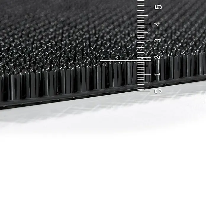 Astra Universalmatte Season - 40 x 60 cm, Schwarz, Material Nutzschicht: 100 % Polyethylen - Detailaufnahme einer schwarzen Noppenmatte mit Messskala zur Messung der Höhe der Noppen. Ideal für den Einsatz im Garten oder als Drainagematte.