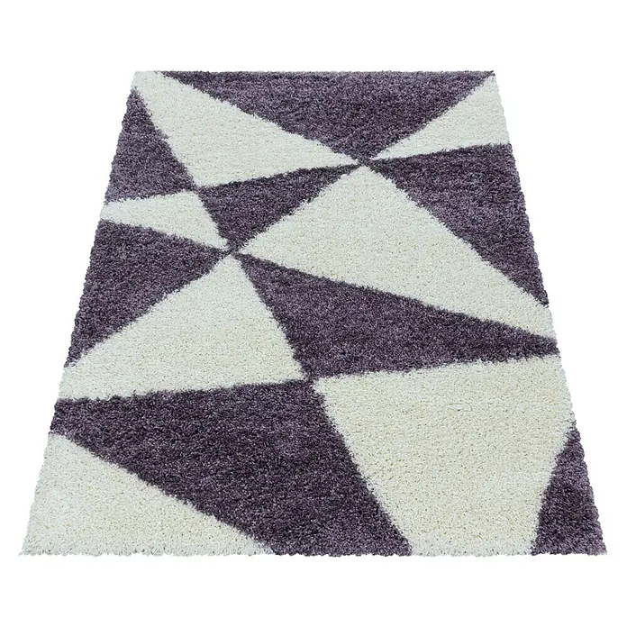 Hochflorteppich Tango 3101 - Lila, 370 x 280 cm, 100% Polypropylen - Ein weicher, strukturierter Teppich mit einem auffälligen geometrischen Muster in Lila- und Weißtönen, der jedem Raum Wärme verleiht.