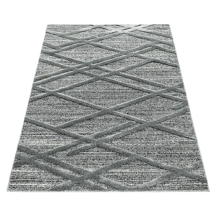 Hochflorteppich Pisa 4706Grau, 340 x 240 cm, 100% Polypropylen - Ein grauer Teppich mit einem geometrischen Rautenmuster liegt auf einem schwarzen Hintergrund. Er verleiht jedem Raum eine moderne Note.