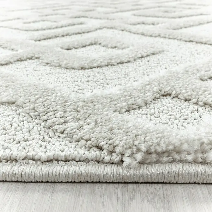 Hochflorteppich Pisa 4708Cream, Durchmesser: 120 cm, 100% Polypropylen - Nahaufnahme eines weißen Teppichs mit abstraktem Muster, der eine weiche und einladende Textur zeigt. Ideal für gemütliche Wohnräume.