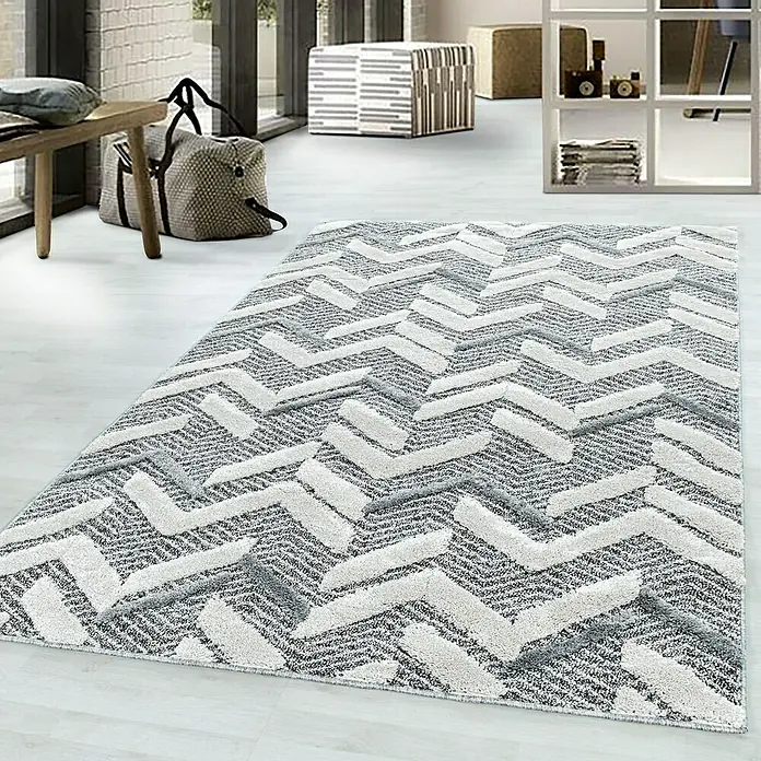 Hochflorteppich Pisa 4705Grau, 250 x 80 cm, 100% Polypropylen - Ein moderner grauer Teppich mit weißem Zickzackmuster liegt in einem hellen Raum. Der Teppich ist der Hingucker.