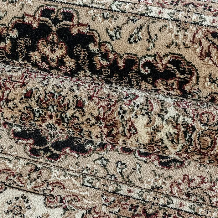 Kurzflorteppich Kashmir 2606Schwarz, 340 x 240 cm, 100% Polypropylen - Nahaufnahme eines klassischen Teppichs mit beigen und schwarzen Mustern, der eine elegante und komfortable Textur zeigt.
