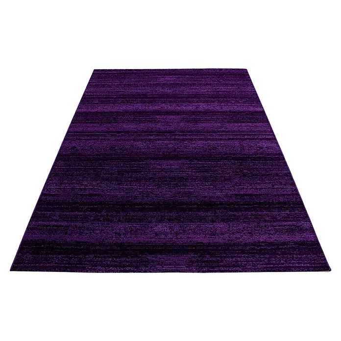 Kurzflorteppich Plus 8000 - Lila, 300 x 80 cm, 100% Polypropylen - Ein rechteckiger, lilafarbener Teppich mit einem subtilen Streifenmuster, ideal für moderne Wohnräume und zur Betonung des Bodens.