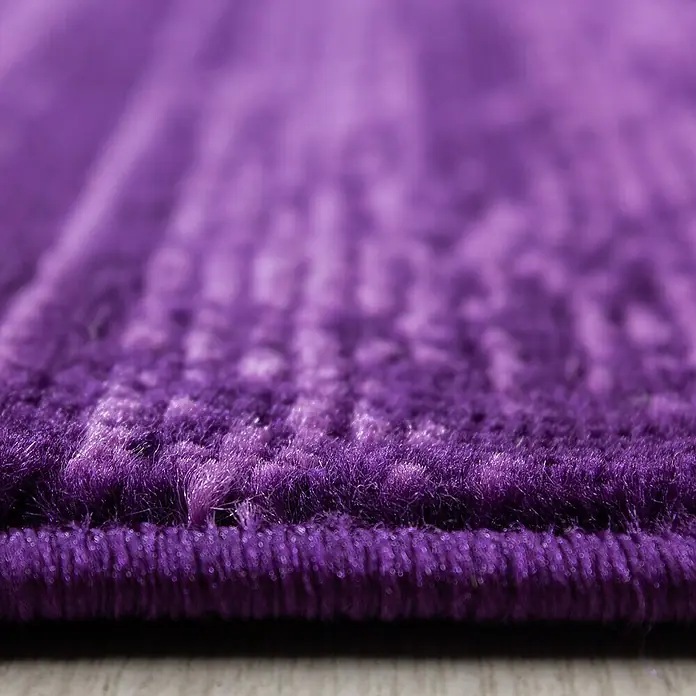 Kurzflorteppich Plus 8000 - Lila, 300 x 80 cm, 100% Polypropylen - Nahaufnahme eines violetten Teppichs mit weicher Textur und subtilen Mustern, ideal für eine gemütliche Atmosphäre im Raum.