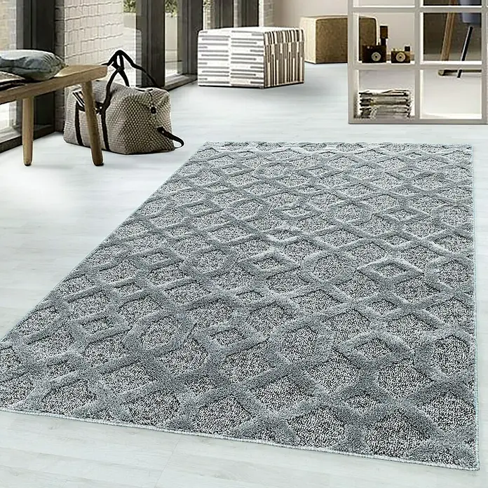 Hochflorteppich Pisa 4702 - Grau, 150 x 80 cm, 100% Polypropylen - Grauer Teppich mit geometrischem Muster auf hellem Holzboden, der dem Raum Textur und Stil verleiht.