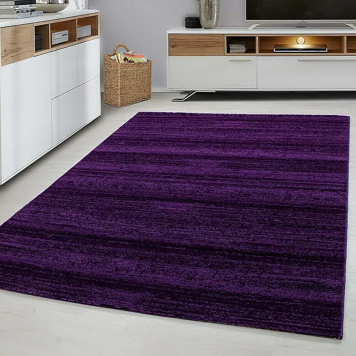 Kurzflorteppich Plus 8000 - Lila, 300 x 80 cm, 100% Polypropylen - Ein rechteckiger, flauschiger Teppich in sattem Lila liegt auf einem hellen Boden und verleiht dem Raum einen Hauch von Wärme und Stil.