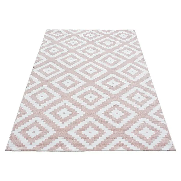 Kurzflorteppich Plus 8005Pink, 290 x 200 cm, 100 % Polypropylen - Ein rechteckiger Teppich mit einem geometrischen Rautenmuster in Weiß und Rosa, ideal für moderne Wohnräume.