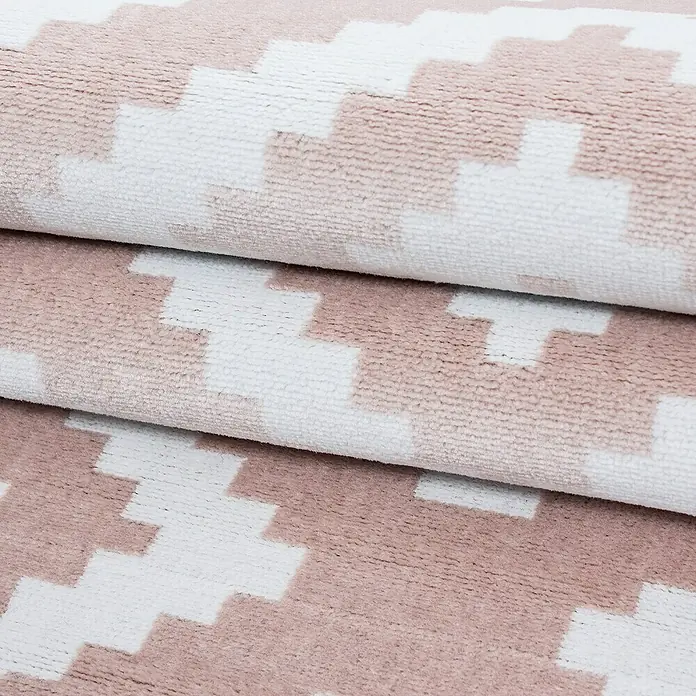 Kurzflorteppich Plus - Pink/Weiß, 370 x 280 cm, 100 % Polypropylen - Nahaufnahme eines gefalteten, weichen Badetuchs mit geometrischem Muster in Rosa und Weiß, das Komfort und Stil für das Badezimmer verspricht.