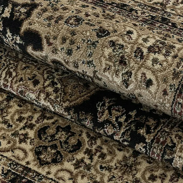 Kurzflorteppich Kashmir 2608 - Schwarz, 150 x 80 cm, 100 % Polypropylen - Detailaufnahme eines Teppichs mit braunen und schwarzen Mustern. Die Textur und das Design des Teppichs sind gut erkennbar.