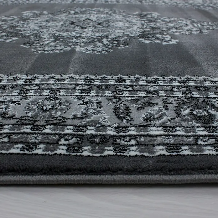 Kurzflorteppich Orient-Optik Marrakesh 0297 - Grau, 150 x 80 cm, 100% Polypropylen - Detailaufnahme eines grauen gemusterten Teppichs.