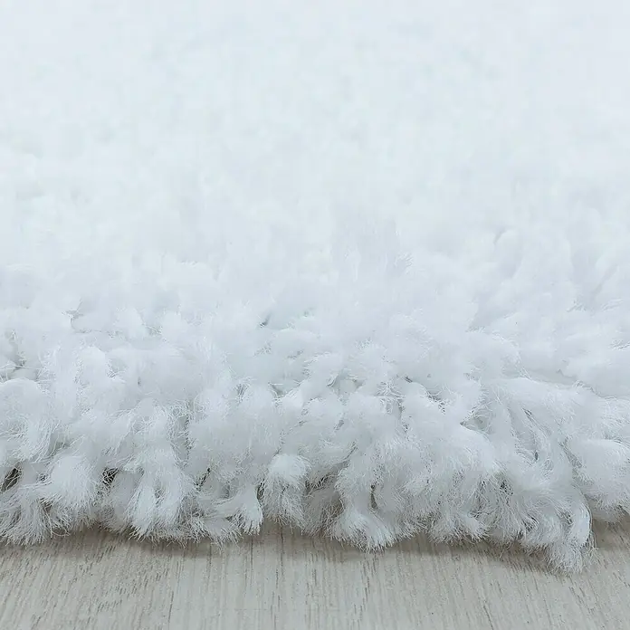 Hochflorteppich Sydney 3000Weiß, Durchmesser: 120 cm, 100% Polypropylen - Nahaufnahme eines flauschigen, weißen Teppichs, der eine weiche und einladende Textur für zusätzlichen Komfort und Stil bietet.