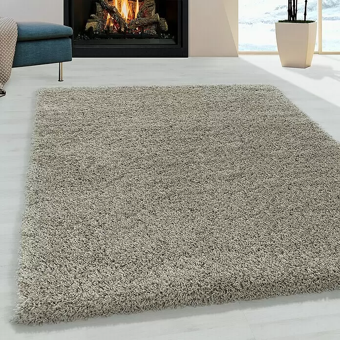 Hochflorteppich Sydney 3000 - Natur, 170 x 120 cm, 100% Polypropylen - Ein gemütlicher, hellbeiger Hochflorteppich auf hellem Boden in einem Wohnzimmer, für Komfort und Stil.