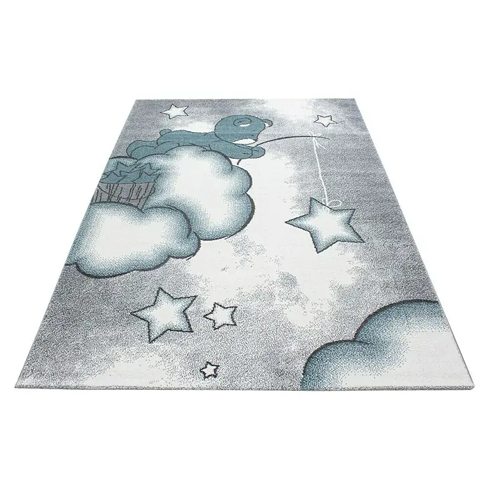 Kinderteppich Kids 0580Blau, 150 x 80 cm, 100 % Polypropylen - Ein rechteckiger Kinderzimmerteppich mit einem Bären, Wolken und Sternen auf einem grau-weißen Hintergrund.
