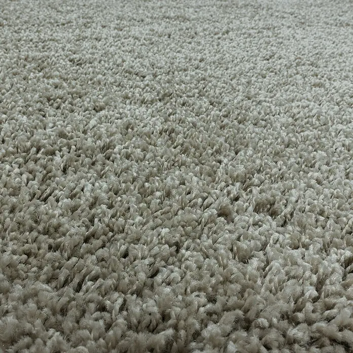 Hochflorteppich Sydney 3000 - Natur, 170 x 120 cm, 100% Polypropylen - Nahaufnahme eines beigen Teppichs mit hochflorigem Flor, der eine weiche, strukturierte Oberfläche für zusätzlichen Komfort bietet.