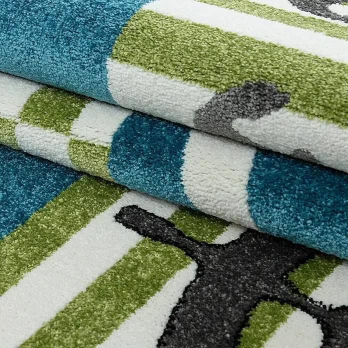 Kinderteppich Kids 0450Multi, 170 x 120 cm, 100% Polypropylen - Nahaufnahme eines Teppichs mit blauem, grünem, grauem und weißem geometrischen Muster.